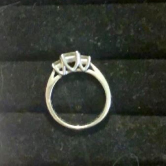 3 stone Leo diamond ring - Picture 1 of 4
